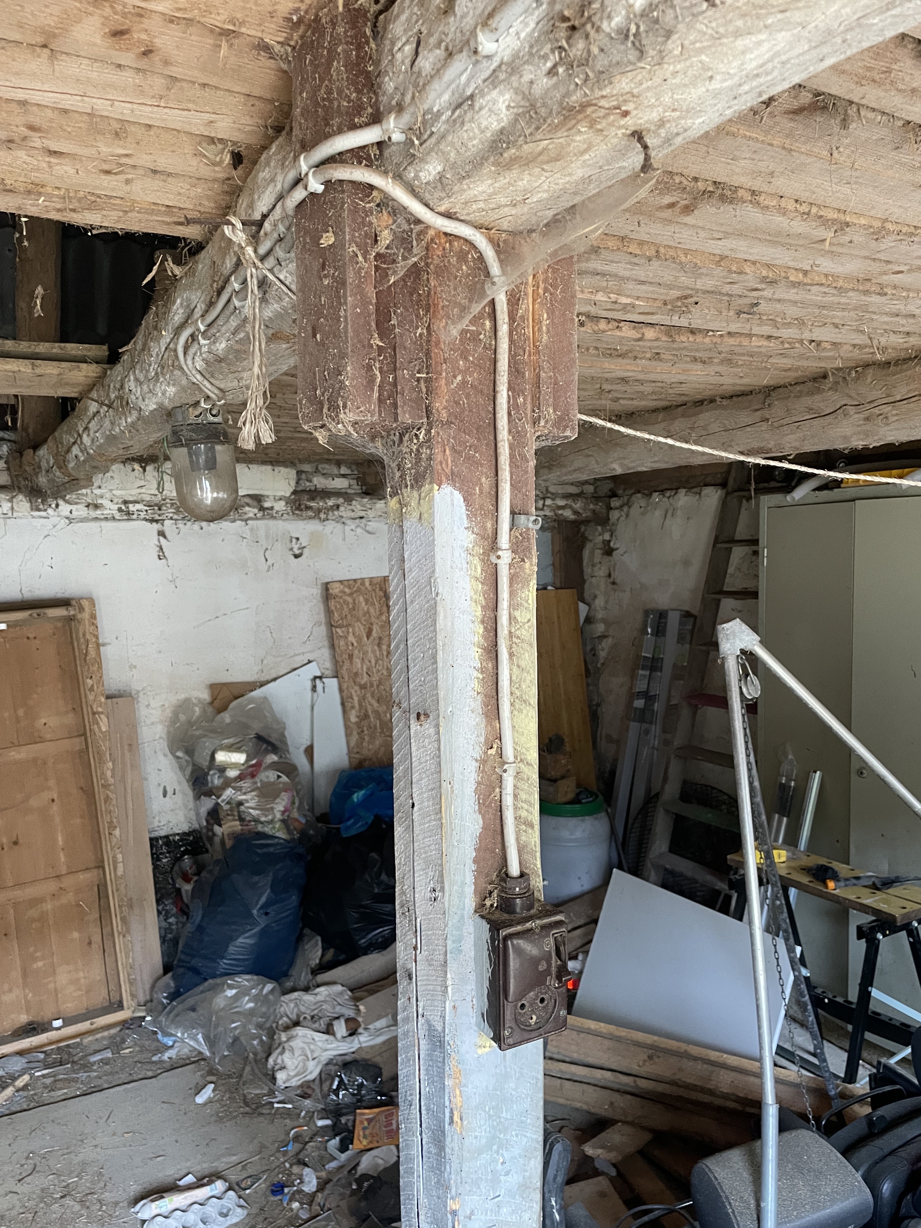 Ausbau als Atelier und für Kursangebote für traumatisierte Kinder, Jugendliche und Erwachse. Intuitive Malerei Scheune innen